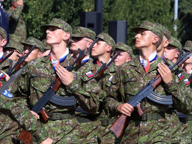 Prelety lietadiel aj zoskoky výsadkárov. Banská Bystrica si pripravila zážitkový program, takto vyzerali prípravy