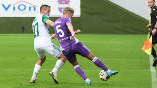 Na snímke zľava Damián Bariš (Skalica) a Dominik Špiriak (Komárno) v zápase 6. kola Niké ligy vo futbale medzi KFC Komárno a MFK Skalica