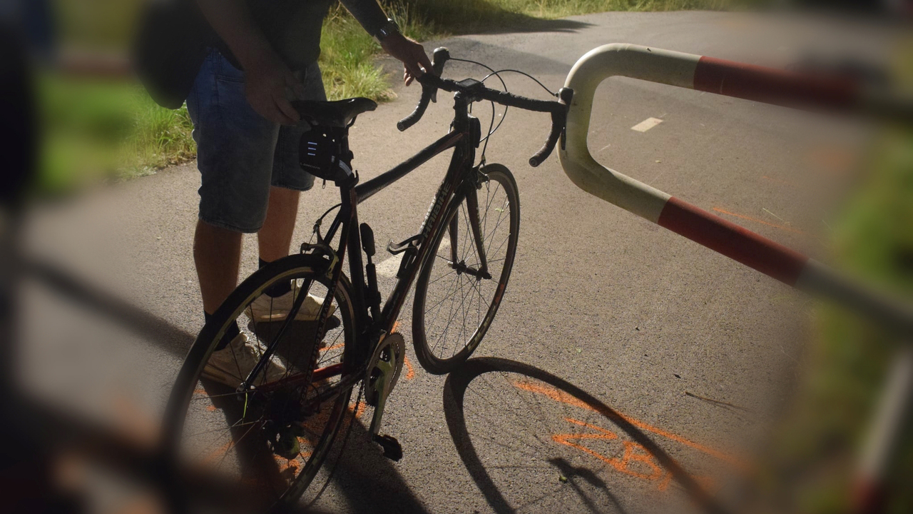 bicykel muž hrádza