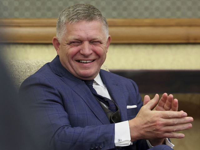 Fico ako spojka medzi Kyjevom a Moskvou? Putinovi má odovzdať odkazy od Zelenského, prehliadku však vynechá