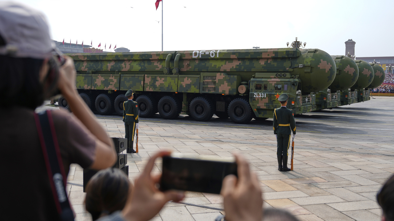 prehliadka v pekingu.jpg