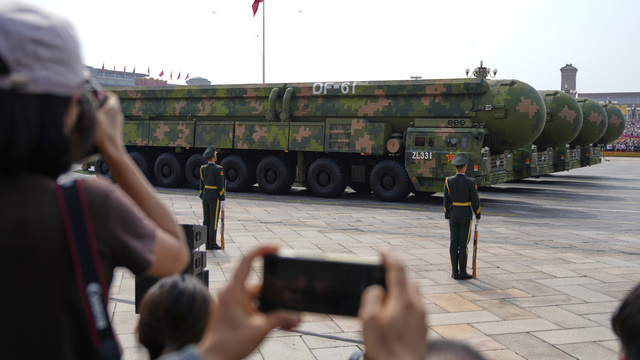 prehliadka v pekingu.jpg