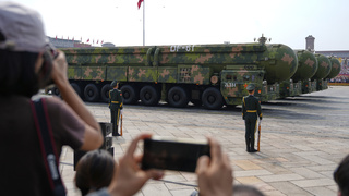 prehliadka v pekingu.jpg