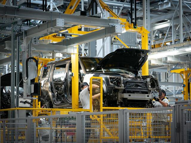 Nitriansky závod Jaguar Land Rover opäť rozbieha výrobu. Po kyberútoku spúšťa automobilka jednozmennú prevádzku