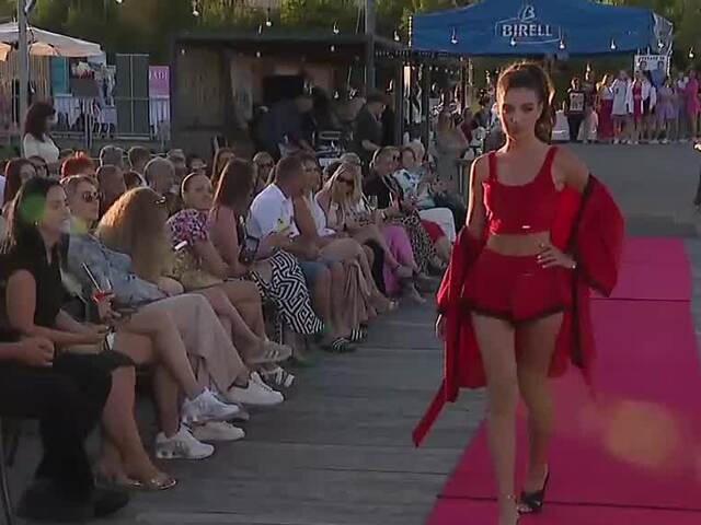 Jedinečné modely na brehu Liptova. Luxusná módna prehliadka očarila štýlom aj eleganciou
