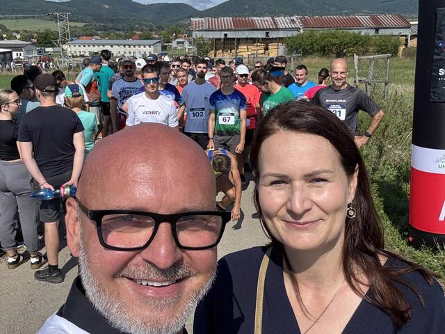 V Sebechleboch bežali „Zlodejskú sedmičku“. Gröhling: Majiteľ haciendy cynicky priviezol ľudí na antiprotest