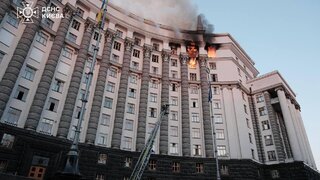 Rusko prvýkrát zaútočilo na hlavnú budovu ukrajinskej vlády. Sídlo horí, zásah dronov zničil strechu