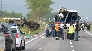 Tragédiu na východe Slovenska mal spôsobiť defekt kamióna. Zomrel vodič autobusu, desiatky ľudí sa zranili