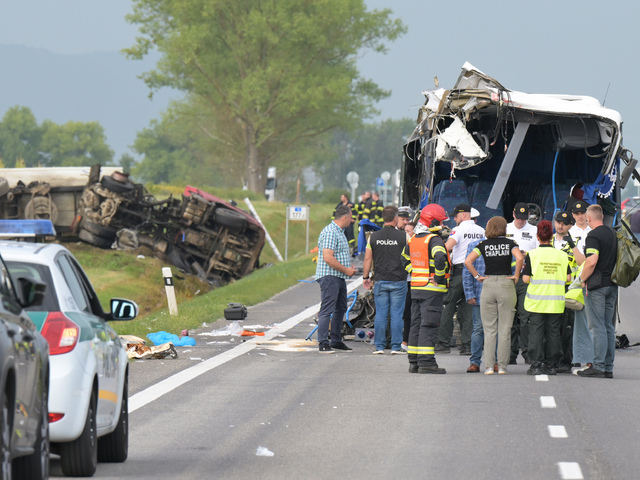 Tragédiu na východe Slovenska mal spôsobiť defekt kamióna. Zomrel vodič autobusu, desiatky ľudí sa zranili