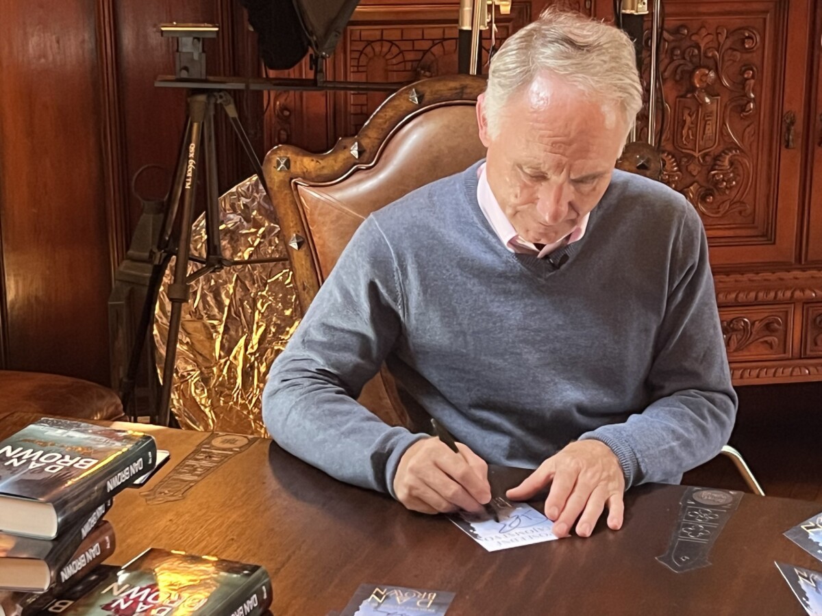 thumbnail_dan podpisuje karticky.jpg