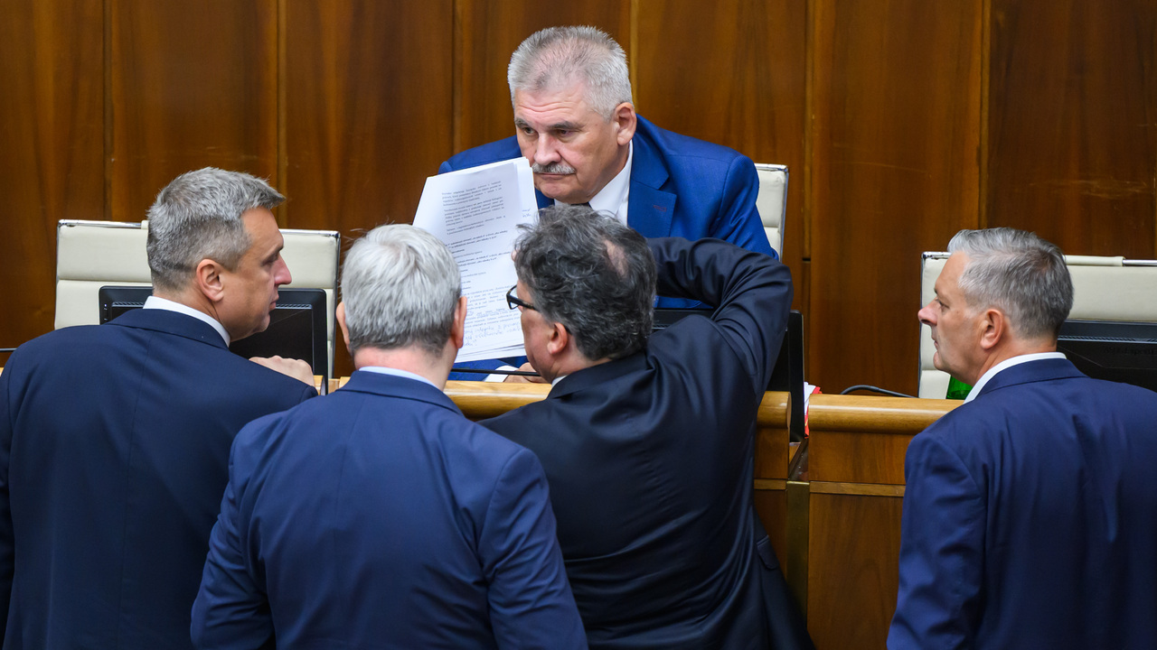 Andrej Danko (SNS), minister spravodlivosti SR Boris Susko (Smer-SD), poslanci NRSR za KDH Ján Horecký, Igor Janckulík a hore poslanec NRSR za SMER-SD Ján Richter