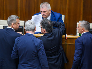 Andrej Danko (SNS), minister spravodlivosti SR Boris Susko (Smer-SD), poslanci NRSR za KDH Ján Horecký, Igor Janckulík a hore poslanec NRSR za SMER-SD Ján Richter