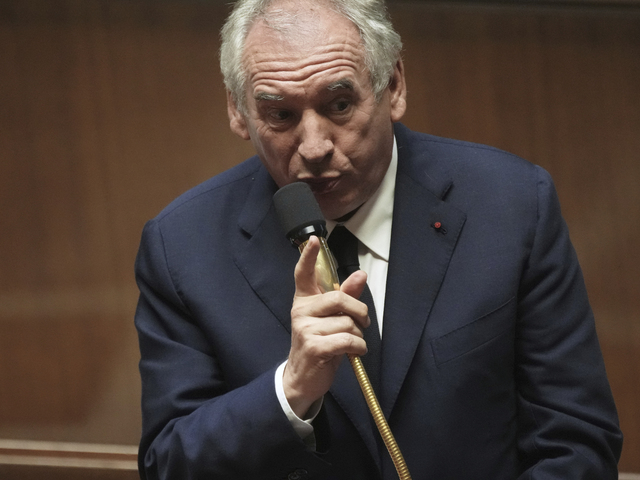 Francúzsky premiér Bayrou odovzdal Macronovi demisiu. Prezident jeho nástupcu oznámi v najbližších dňoch