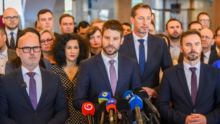 Opozícia tvrdí, že vláda ruší ÚOO len preto, že ho nevie ovládnuť. Nový úrad podľa nich zabezpečí politickú kontrolu