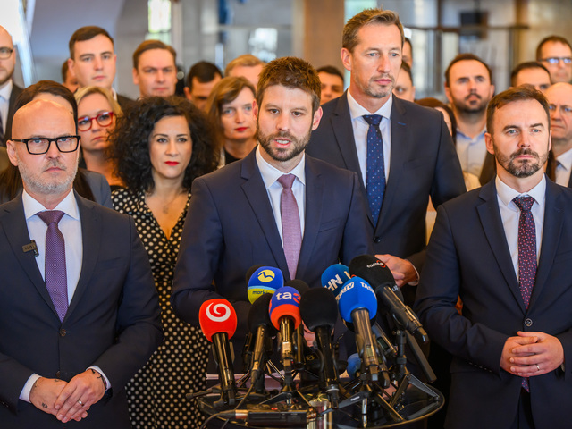 Opozícia tvrdí, že vláda ruší ÚOO len preto, že ho nevie ovládnuť. Nový úrad podľa nich zabezpečí politickú kontrolu