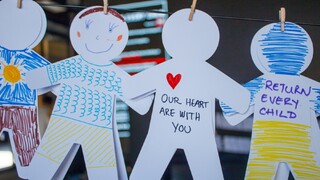 Prejavy propagandistov či kopanie zákopov. Ukrajinské deti v táboroch pripravujú na boj, chcú z nich spraviť „Rusov“