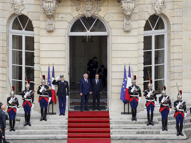 Francúzsko v kríze. Nový premiér hovorí o potrebe zmeny v politike, protestujúci vidia problém v Macronovi