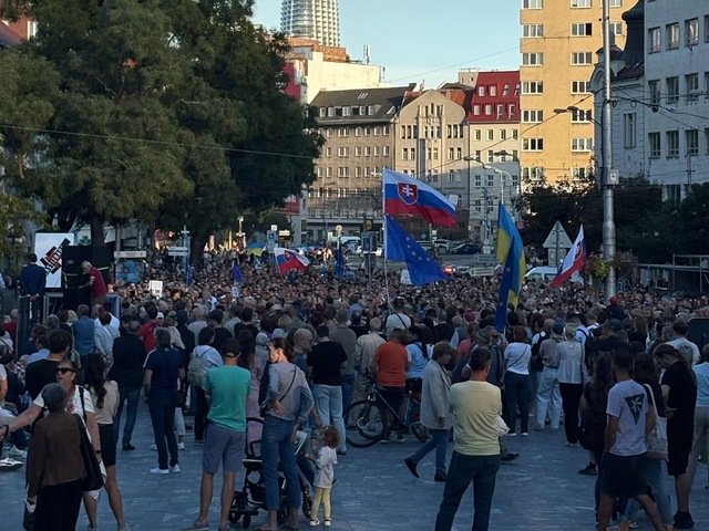 Tisíce ľudí v Bratislave protestovali proti Ficovej vláde. Demonštranti zavŕšili stretnutie pôvodnou hymnou