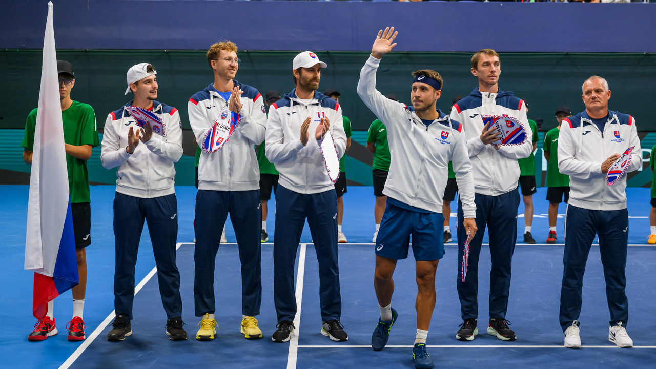 Daviscupový tím Slovenska zľava Michal Krajčí, Miloš Karol, Norbert Gombos, Alex Molčan, Lukáš Klein a kapitán tímu Slovenska Tibor Tóth