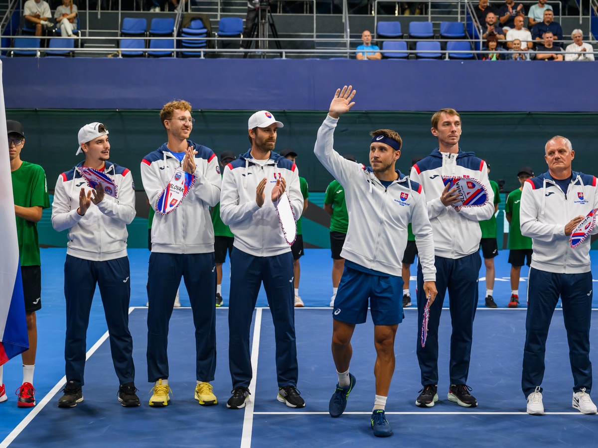 Daviscupový tím Slovenska zľava Michal Krajčí, Miloš Karol, Norbert Gombos, Alex Molčan, Lukáš Klein a kapitán tímu Slovenska Tibor Tóth