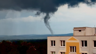 VIDEO: Medzi Slovenskom a Českom sa vyskytlo tornádo. Jav trval len chvíľu, no pripomenul hrôzy spred štyroch rokov