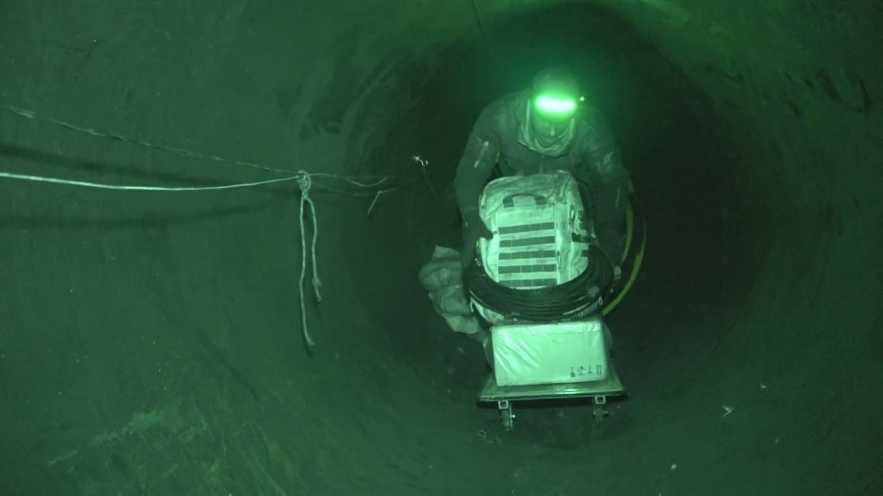 ruský vojak v potrubí.jpg