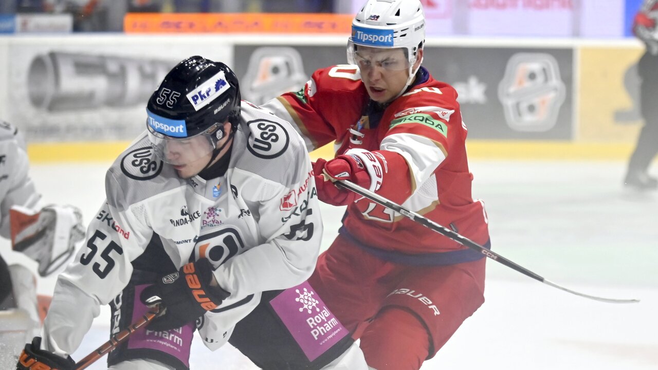 zľava Antonín Bartoš (Košice) a Timur Ibragimov (L.Mikuláš) v zápase 2.kola hokejovej Tipos extraligy HC Košice - MHK 32 Liptovský Mikuláš 