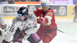 zľava Antonín Bartoš (Košice) a Timur Ibragimov (L.Mikuláš) v zápase 2.kola hokejovej Tipos extraligy HC Košice - MHK 32 Liptovský Mikuláš 