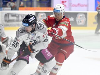 zľava Antonín Bartoš (Košice) a Timur Ibragimov (L.Mikuláš) v zápase 2.kola hokejovej Tipos extraligy HC Košice - MHK 32 Liptovský Mikuláš 