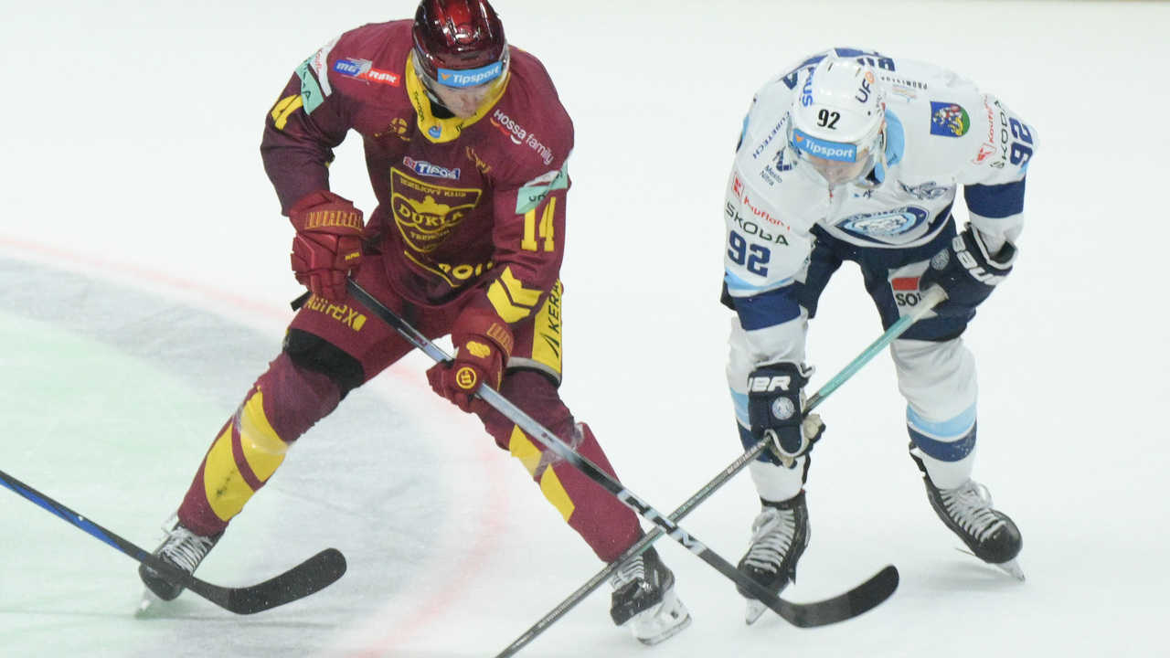 zľava Andrej Krajčovič (Trenčín) a Miloš Bubela (Nitra) v zápase 2. kola hokejovej Tipsport ligy medzi HK Nitra - HK Dukla Trenčín 