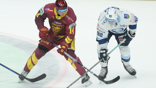 zľava Andrej Krajčovič (Trenčín) a Miloš Bubela (Nitra) v zápase 2. kola hokejovej Tipsport ligy medzi HK Nitra - HK Dukla Trenčín 