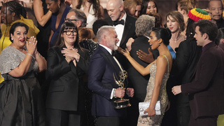 Emmy 2025 plné prekvapení. Pitt triumfoval v dráme, Štúdio prepísalo rekordy a Adolescent dojal kritikou