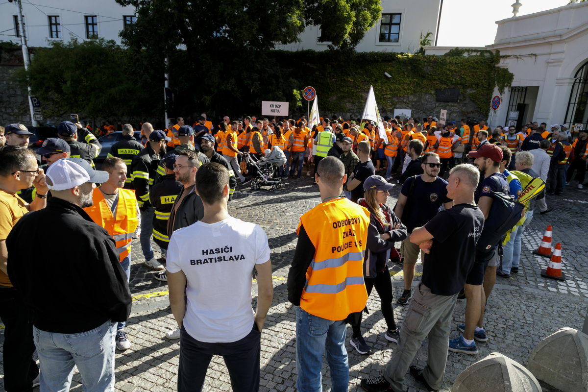 protest policajti odborári 