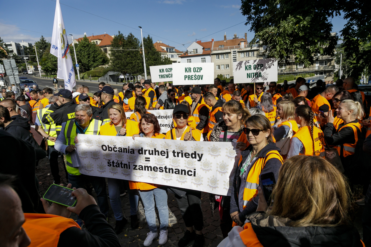 protest policajti odborári 