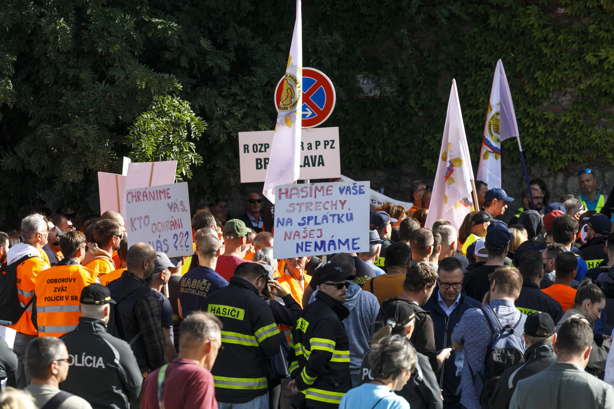 protest policajti odborári 