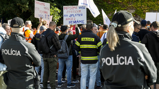 protest policajti odborári 
