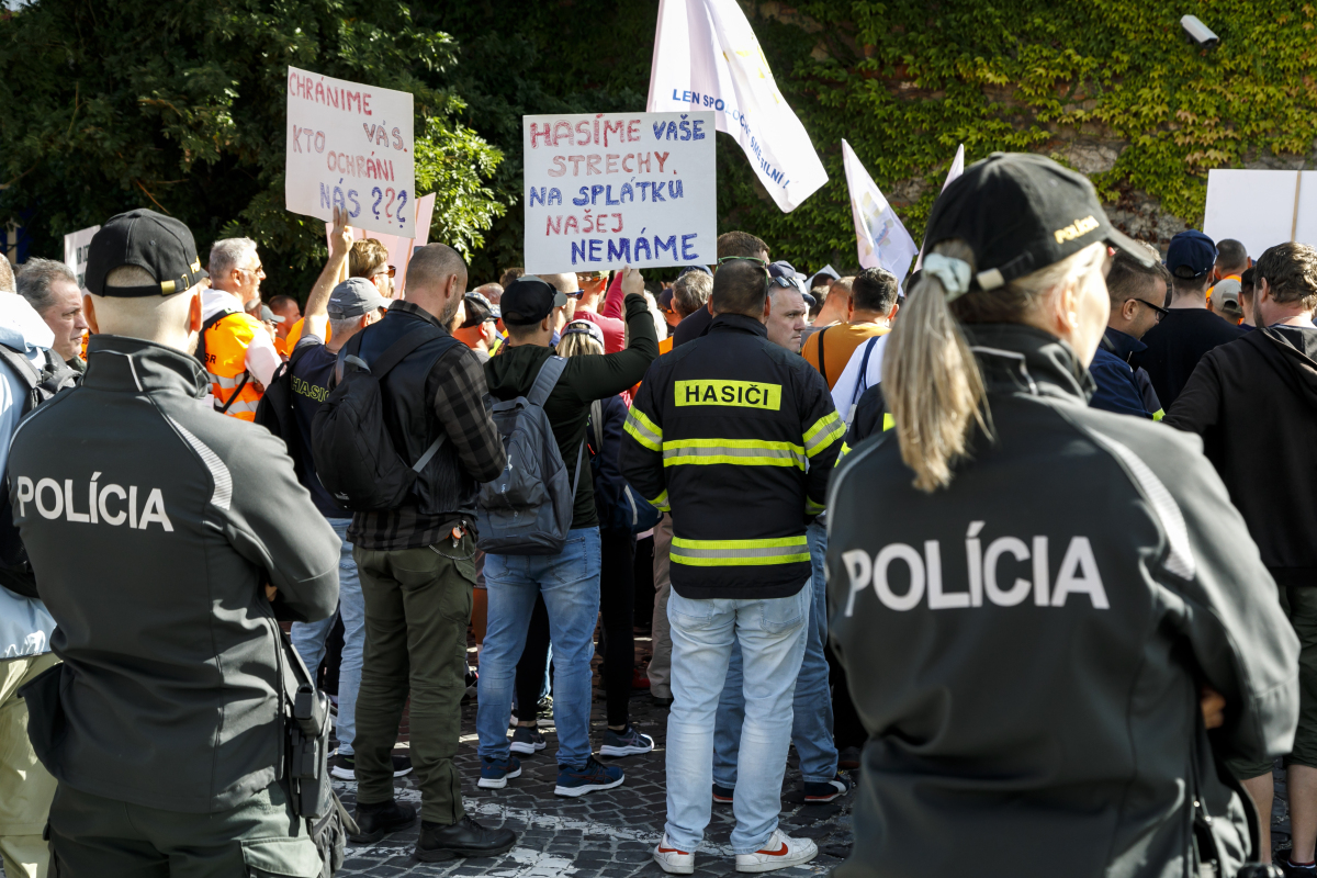 protest policajti odborári 