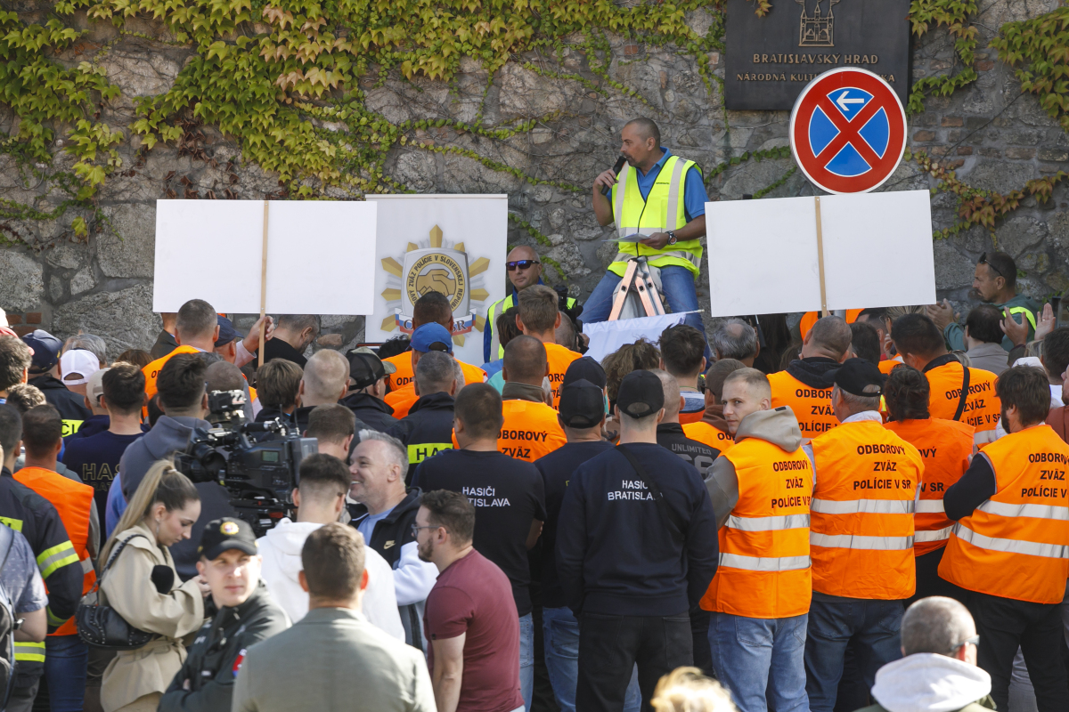 protest policajti odborári 