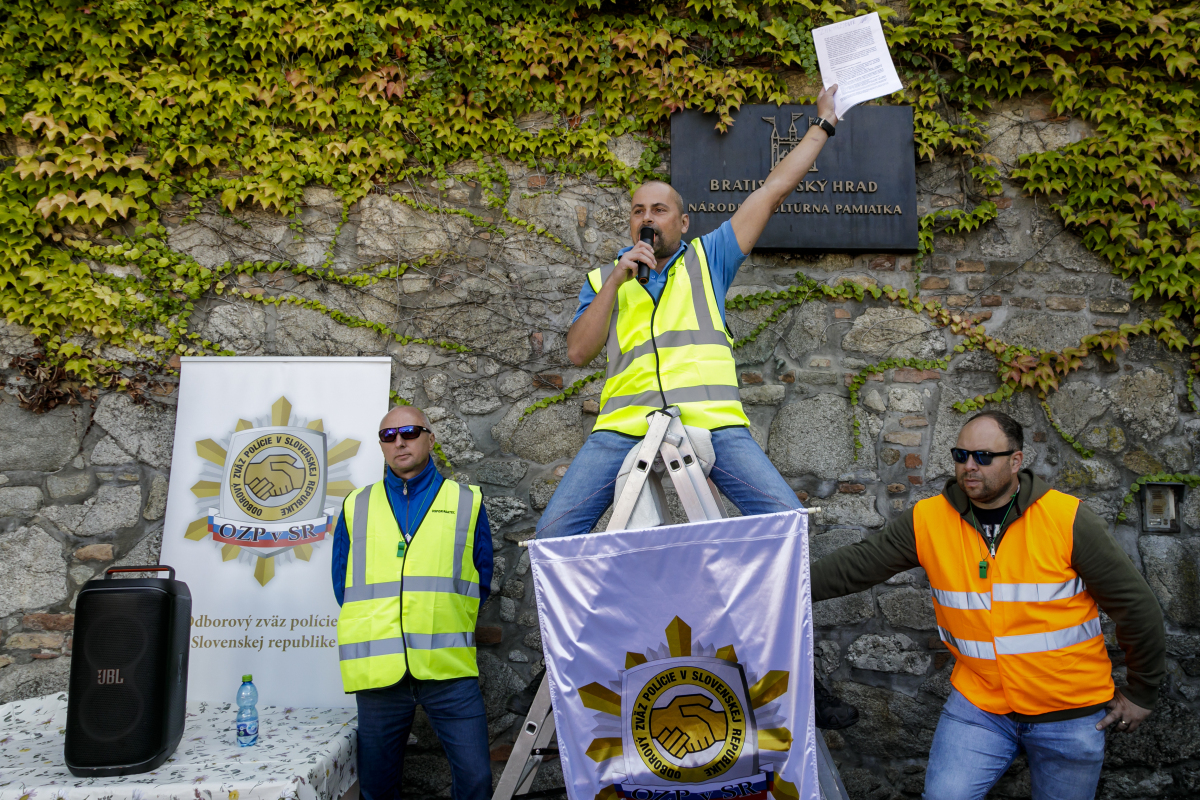 protest policajti odborári 