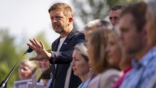 Český minister Rakušan prišiel na protest opozície s transparentom. Odborník číta kalkul, Blanár posiela veľvyslanca