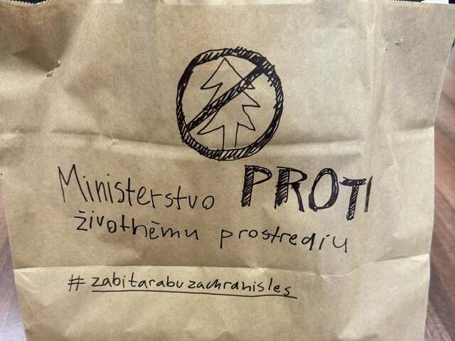 Balík s vyhrážkou smrti dorazil na Tarabovo ministerstvo. Kuriér Boltu sa pri ňom ešte aj odfotil. Firma reaguje