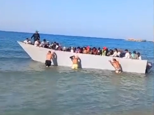 VIDEO: Grécky ostrov je pod tlakom. Miestnym došla trpezlivosť, loď plnú migrantov odtlačili späť do mora