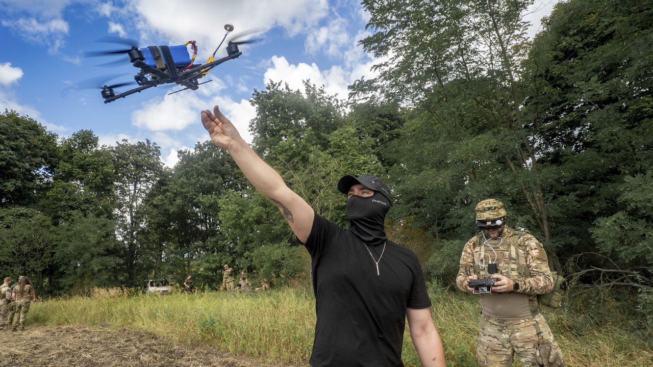 Ukrajinský vojak s dronom drony