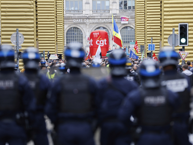 Masové protesty vo Francúzsku: Proti úsporným opatreniam vlády vyšlo do ulíc pol milióna ľudí. Odbory hovoria o dvojnásobku