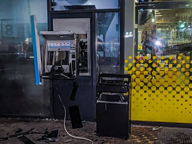 Tri výbuchy bankomatov za týždeň. Jedni zlodeji použili plynovú fľašu, ďalší utiekli na elektrobicykloch