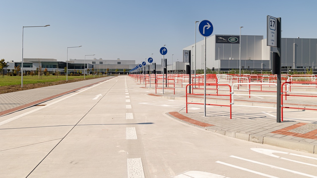 Jaguar Land Rower autobusová zastávka 