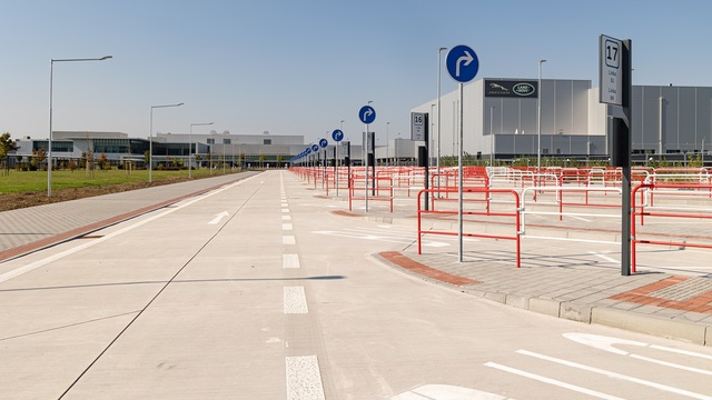 Jaguar Land Rower autobusová zastávka 