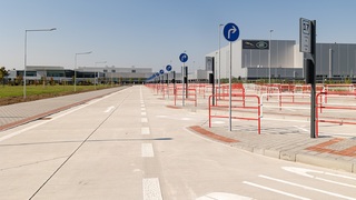 Jaguar Land Rower autobusová zastávka 