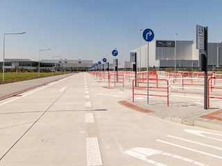 Jaguar Land Rower autobusová zastávka 
