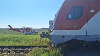 Tragická nehoda na priecestí v Seredi. Vlak sa zrazil s autom, jedna osoba neprežila